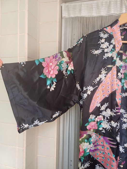 Kimono chinês  acetinado, preto, com pavões e flores