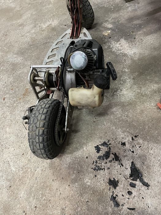 Trotinete, todo terreno a gasolina.