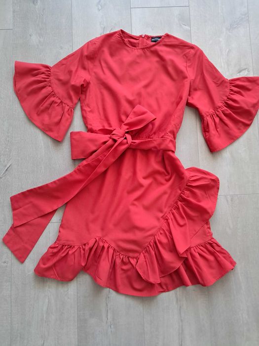 Czerwona sukienka z falbankami 36 S