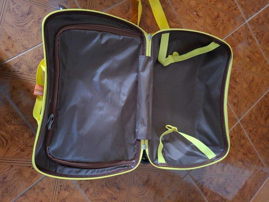 Vende-se 2 malas de criança - trolley de bananas - usadas 1 vez