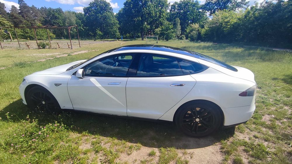 Tesla мобіл S P85 2014