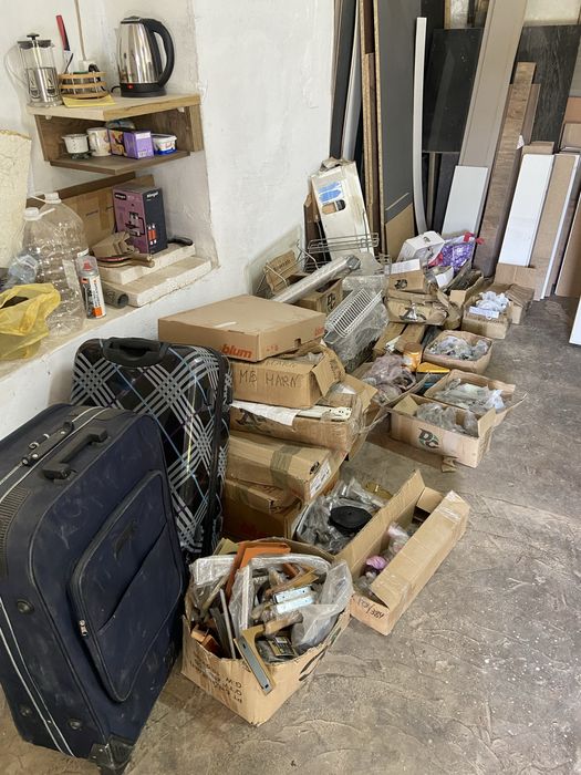 Меблева фурнітура: ручки, направляючі, завіси, крайка