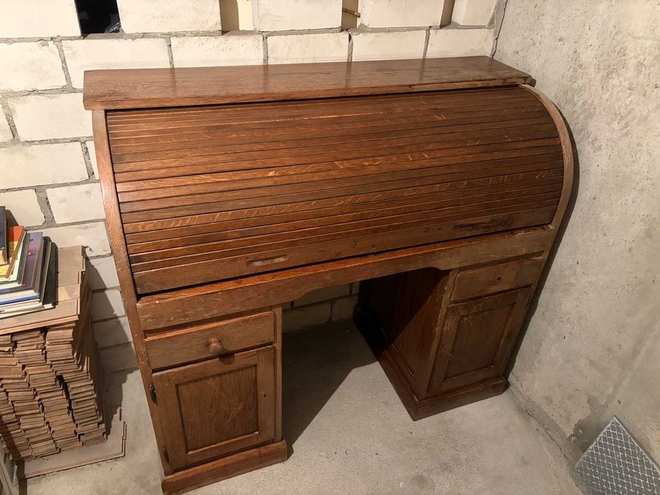 Drewniane biurko z roletą (sekretarzyk) – do odświeżenia