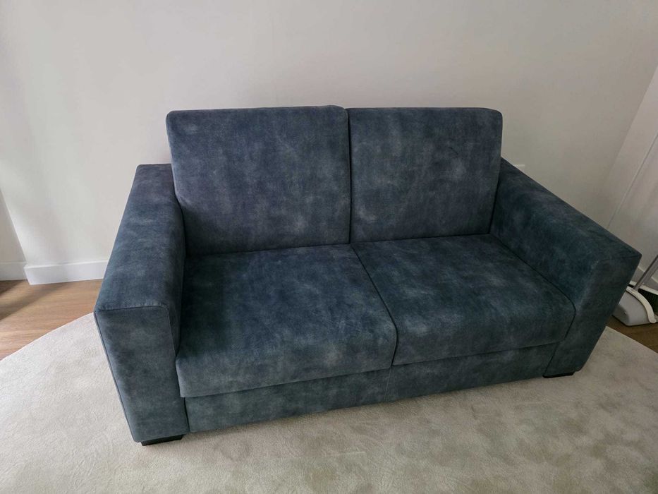 Sofa em tecido azul