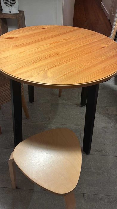 Mesa redonda Gamlared IKEA com banco de madeira