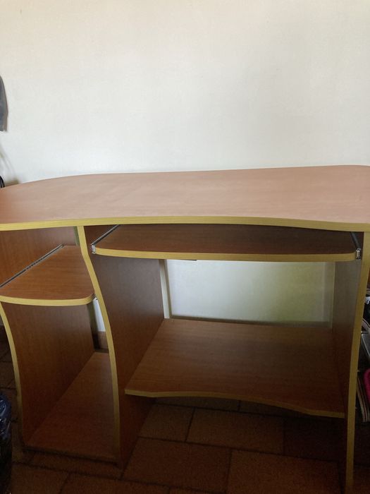 Secretária de madeira com muita arrumação