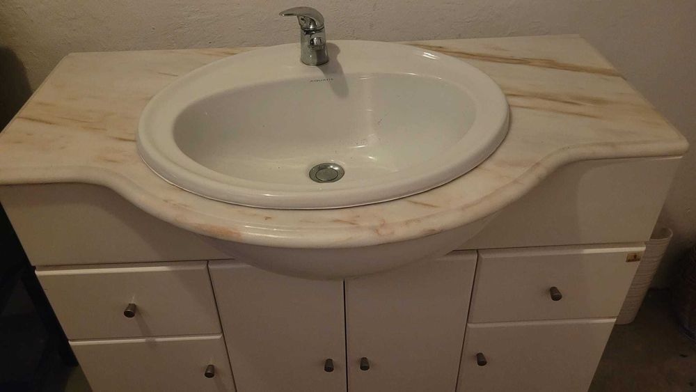 Móvel WC com lavatório e torneira