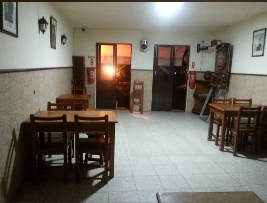 Prédio com comércio ativo