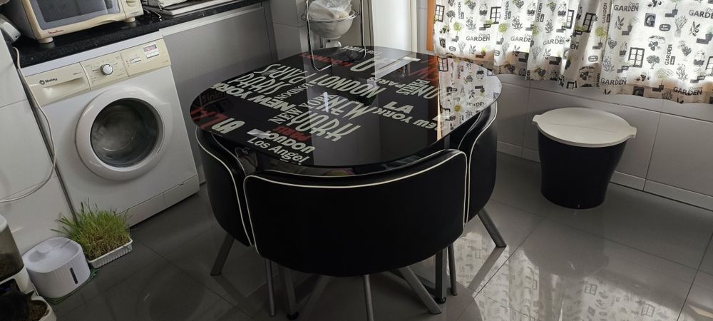 Mesa de vidro com 4 cadeiras em pele.