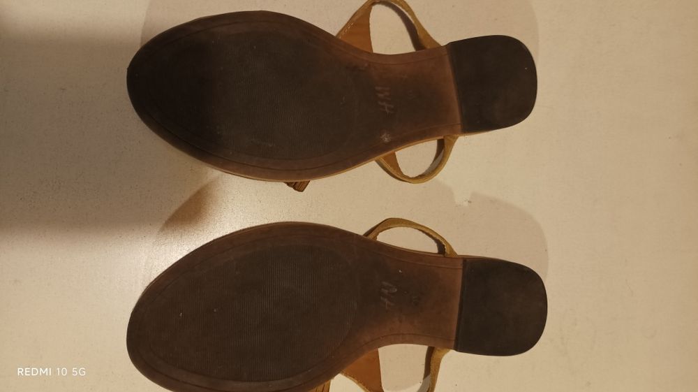Sandálias de pele em castanho com borlocos