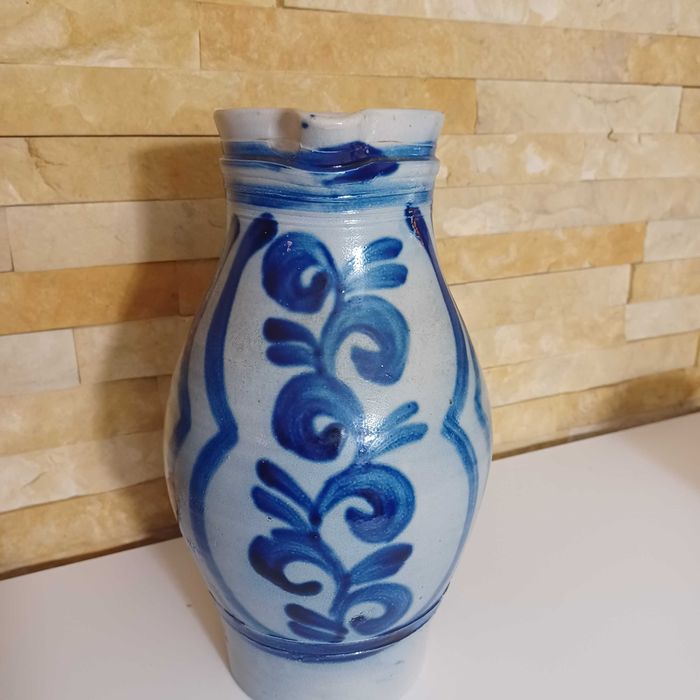 Stare, malowane naczynia ceramiczne