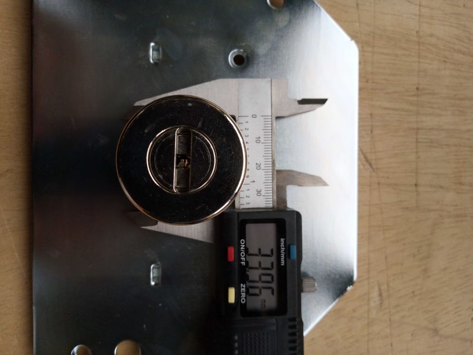 Fechadura como nova, para desocupar.