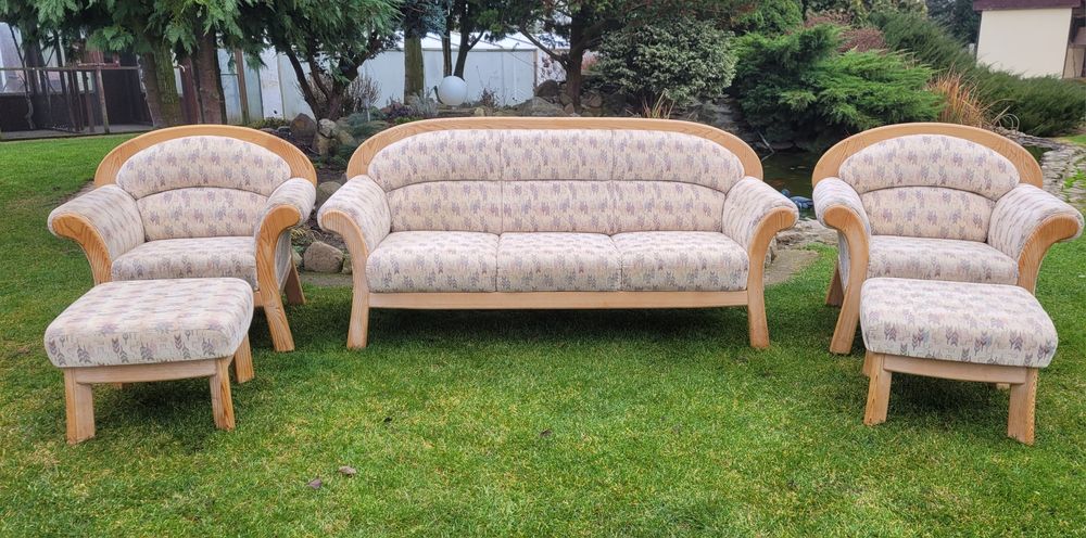 Duży zestaw mebli  sofa dwa fotele dwa podnóżki stół sześć krzeseł