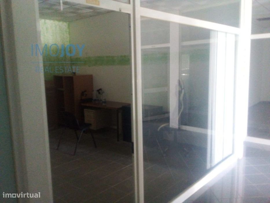 Loja com 16m2 no Samouco