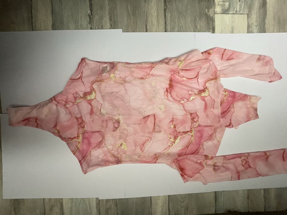 Рожеве сітчасте боді з абстрактним принтом