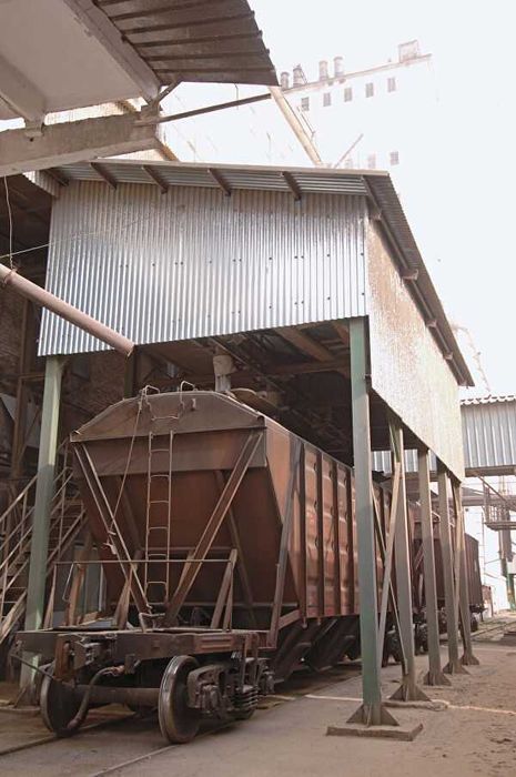 Навантаження-вивантаження залізничних вагонів та перевалка