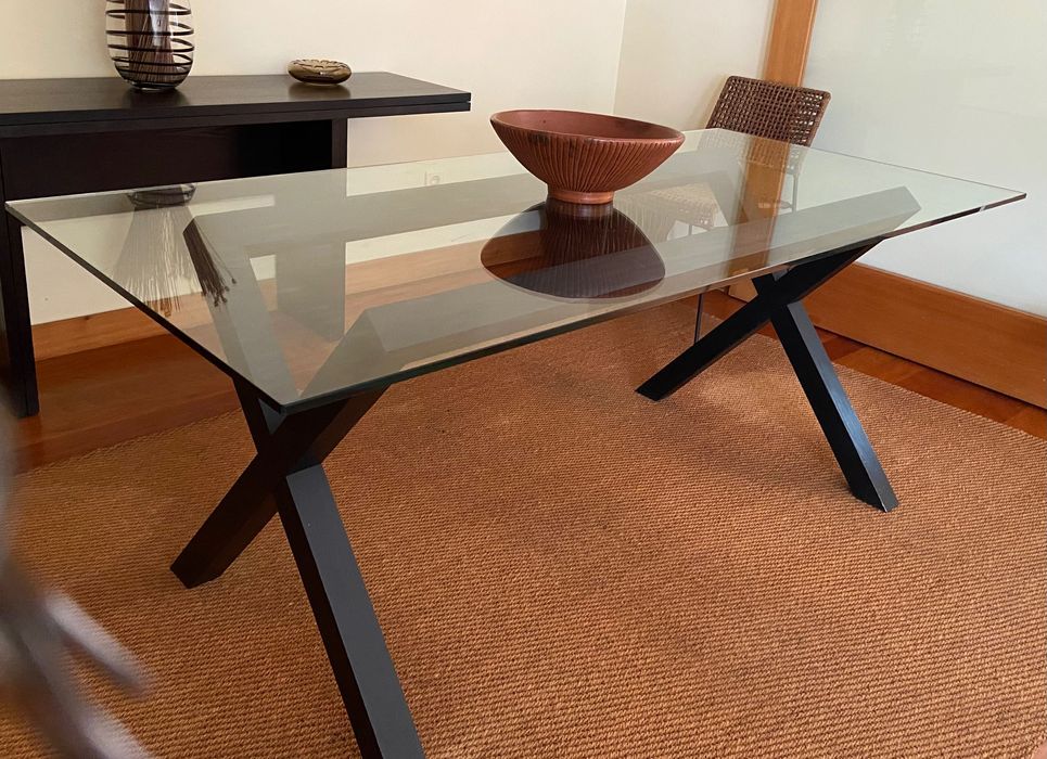 Mesa em vidro,material muito bom,e pouquíssimos sinais de uso