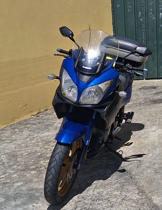 Suzuki V-Strom 1000 com 18000km.