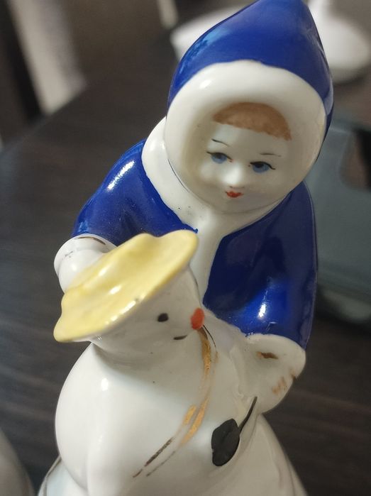 Порцелянова статуетка з Ссср.Дівчинка ліпить сніговика.