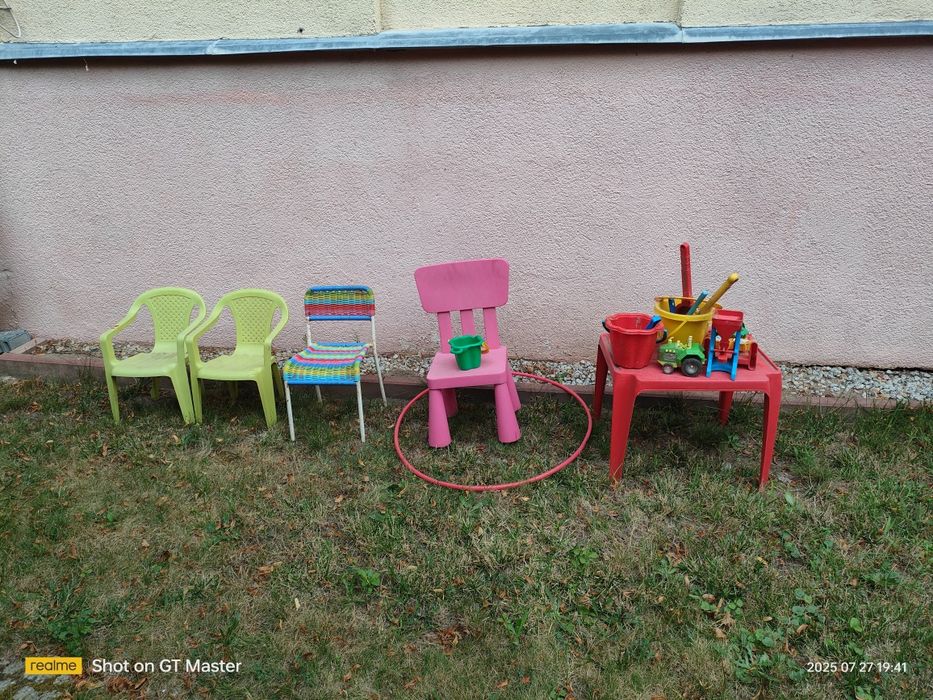 Zabawki dla dzieci stolik ,krzesla,wiaderka, łopatki dla dzieci