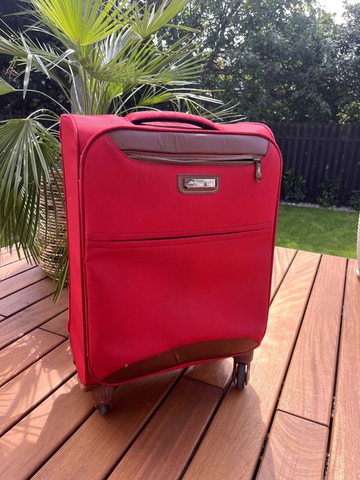 Czerwona walizka podręczna