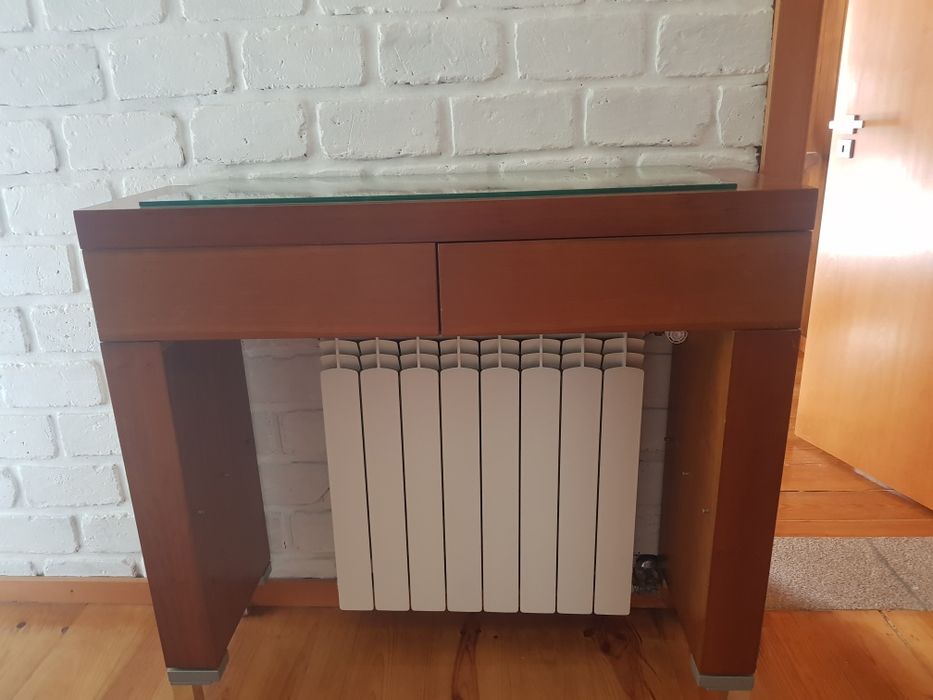 Móvel entrada em cerejeira , com prateleira no  meio em vidro