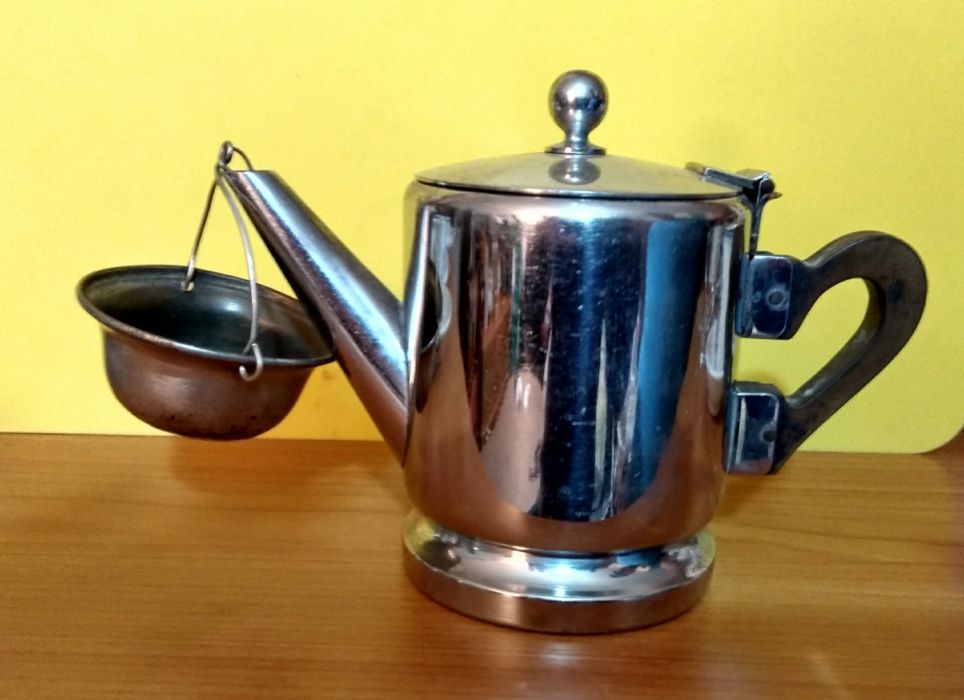 Bule com coador antigo