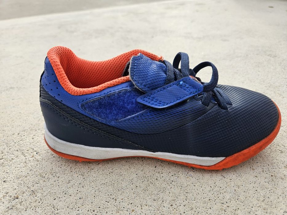 Chuteiras de futebol e botas T30 semi novas para criança.