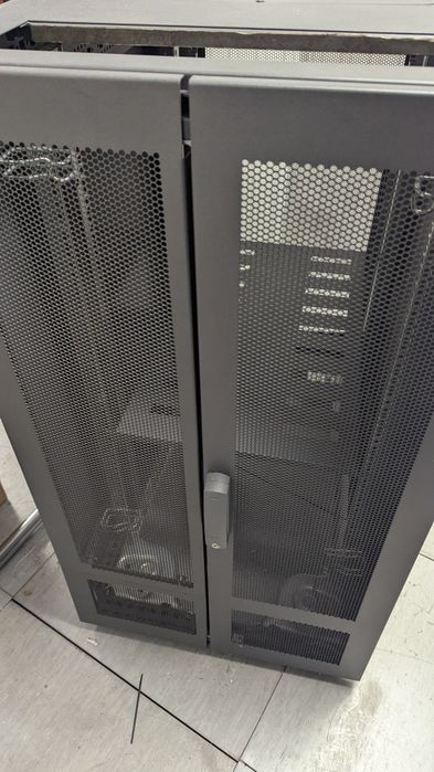 HP 22u Server Rack512123578499747842