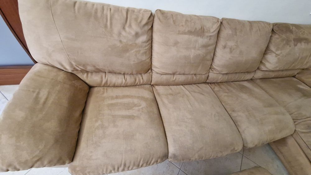 Sofá chaise long com 3 lugares e puff grande