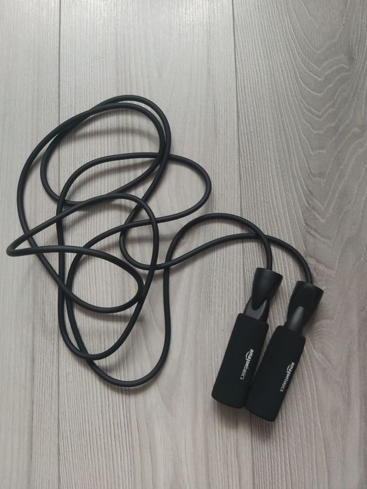 Skakanka dluga sportowa czarna Amazon