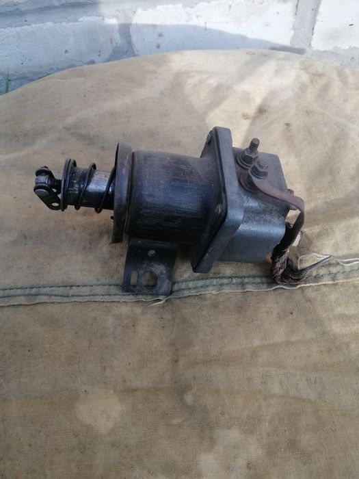 Реле втягивающее (электромагнит).