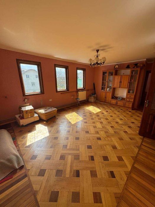 Продаж 2 поверхового будинку з балконом і ділянкою на 6 соток