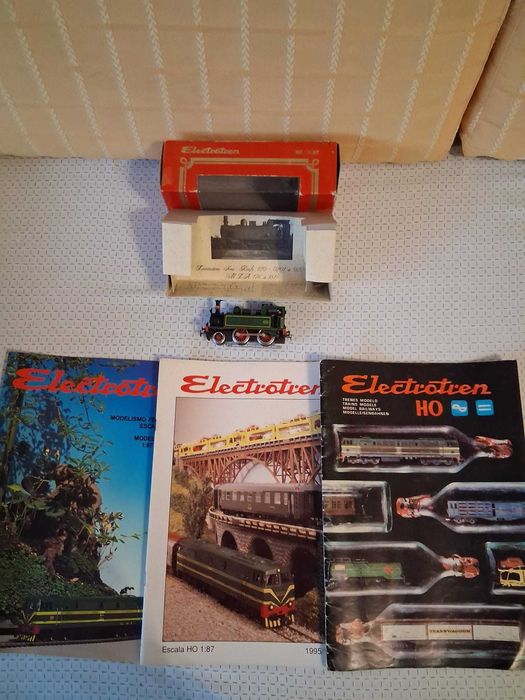 ELECTROTREN - 1 Locomotiva   + 3 Catálogos