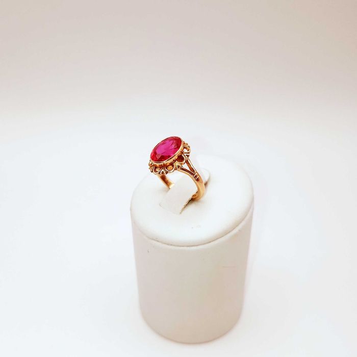 Złoty pierścionek pr. 585 - z czerwonym kryształem 3,92g. | r. 10