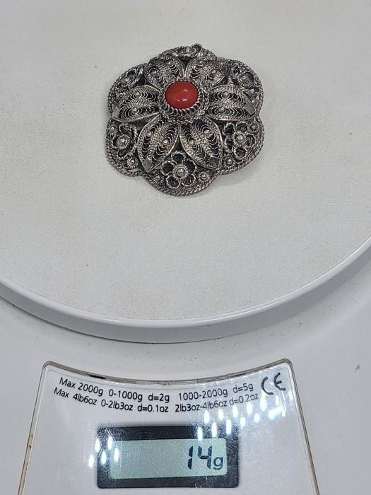 Брошь серебро коралл