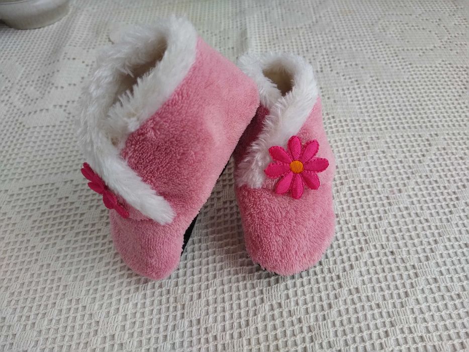 Sapatos / botinhas de menina cor de rosa com flores