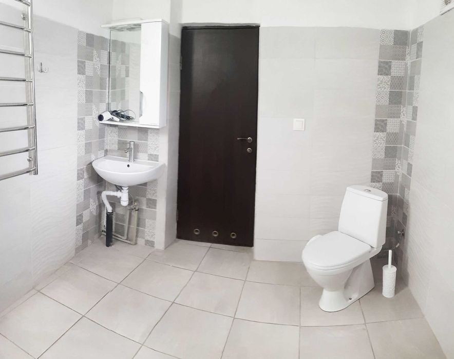 Біля термального басейну на 1-му поверсі 2-х кімнатна квартира.