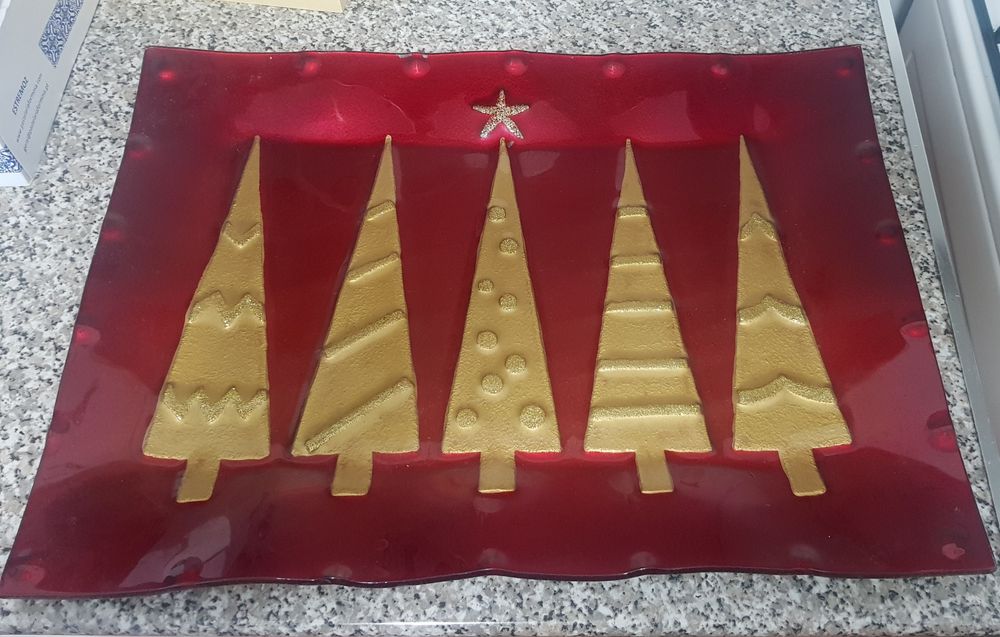 Travessa de sobremesas de Natal em dourado e vermelho