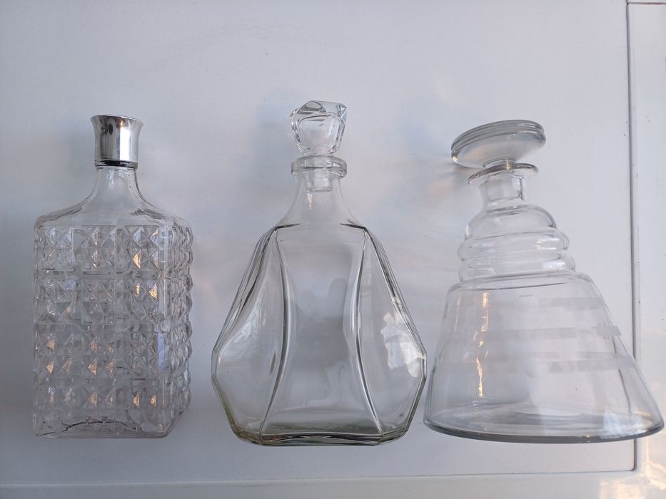 2 garrafas antigas de vidro para licores, whisky, etc.