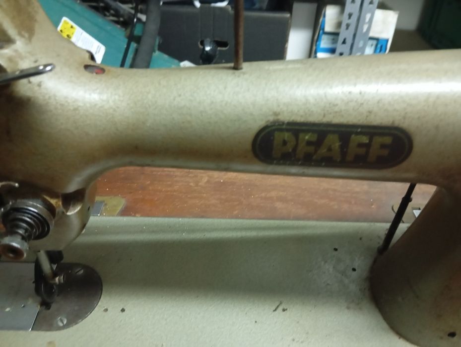 Máquina de costura PFAFf antiga de sapateiro