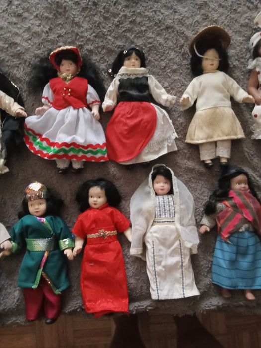 Bonecas do mundo em porcelana