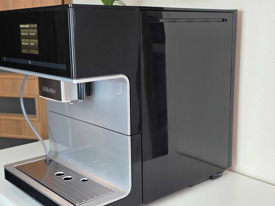 Ekspres Miele CM 7300 czarny, OneTouch, auto.wys.wylewki, dotykowy wyś