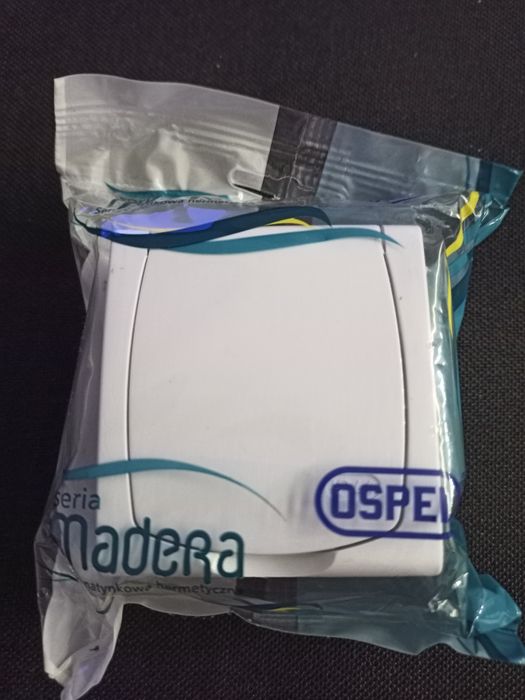 Gniazdo pojedyncze z bolcem, z klapką OSPEL Madera