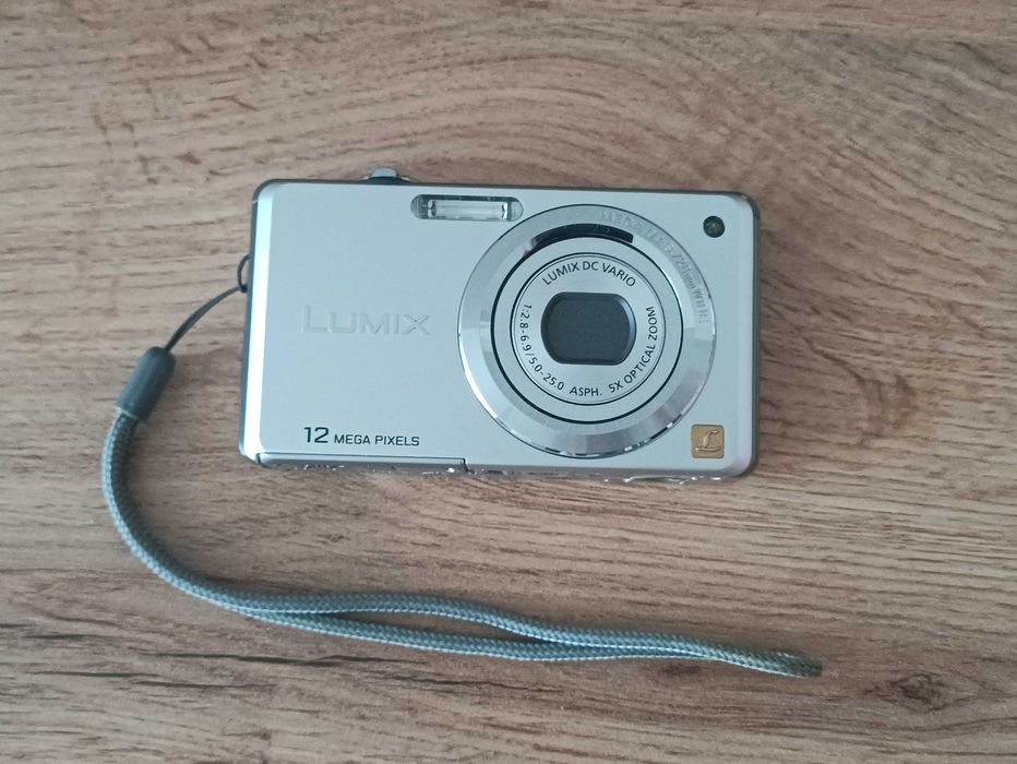Panasonic LUMIX DMC - FS10 + SD 32 GB. Цифровий фотоапарат