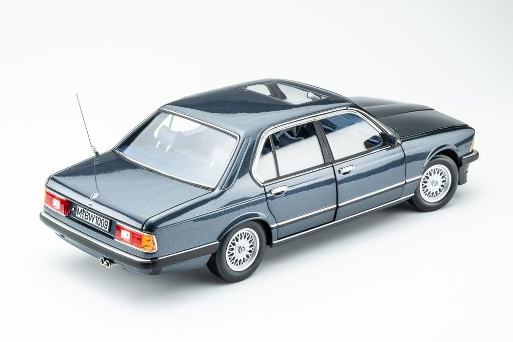 BMW 745i E23 (1984) Arctic Blue metallic Touring Modelcars 1:18
