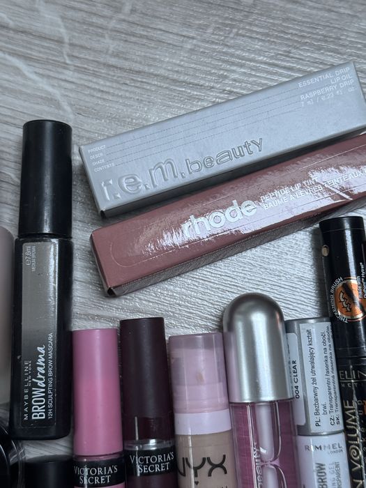 zestaw kosmetyków do makijażu