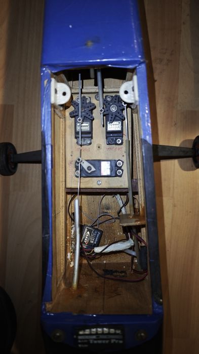 2 x aviões RC + drone + carro a gasolina + material