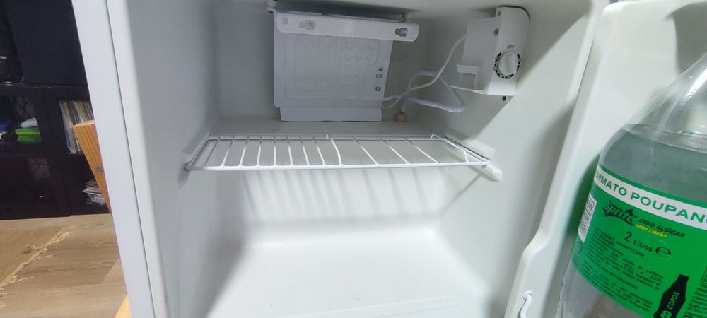 Frigobar em bom estado.