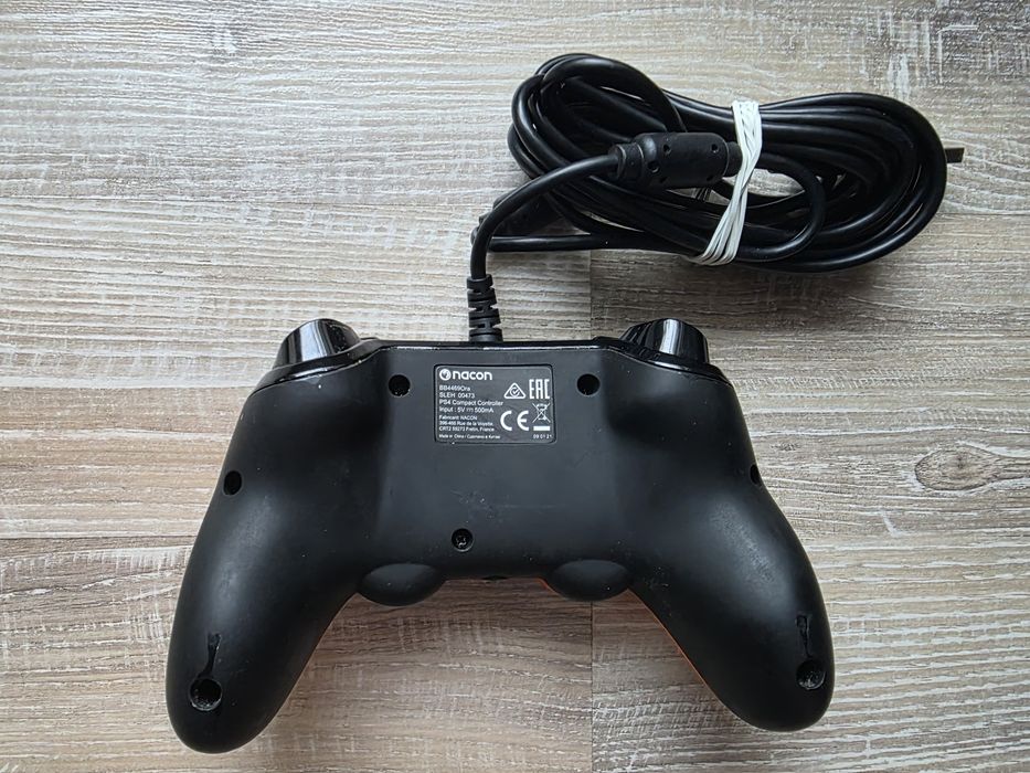 Pad PlayStation PS4 na kablu